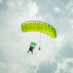 Вълнуващи идеи за тиймбилдинг - скачане с парашут